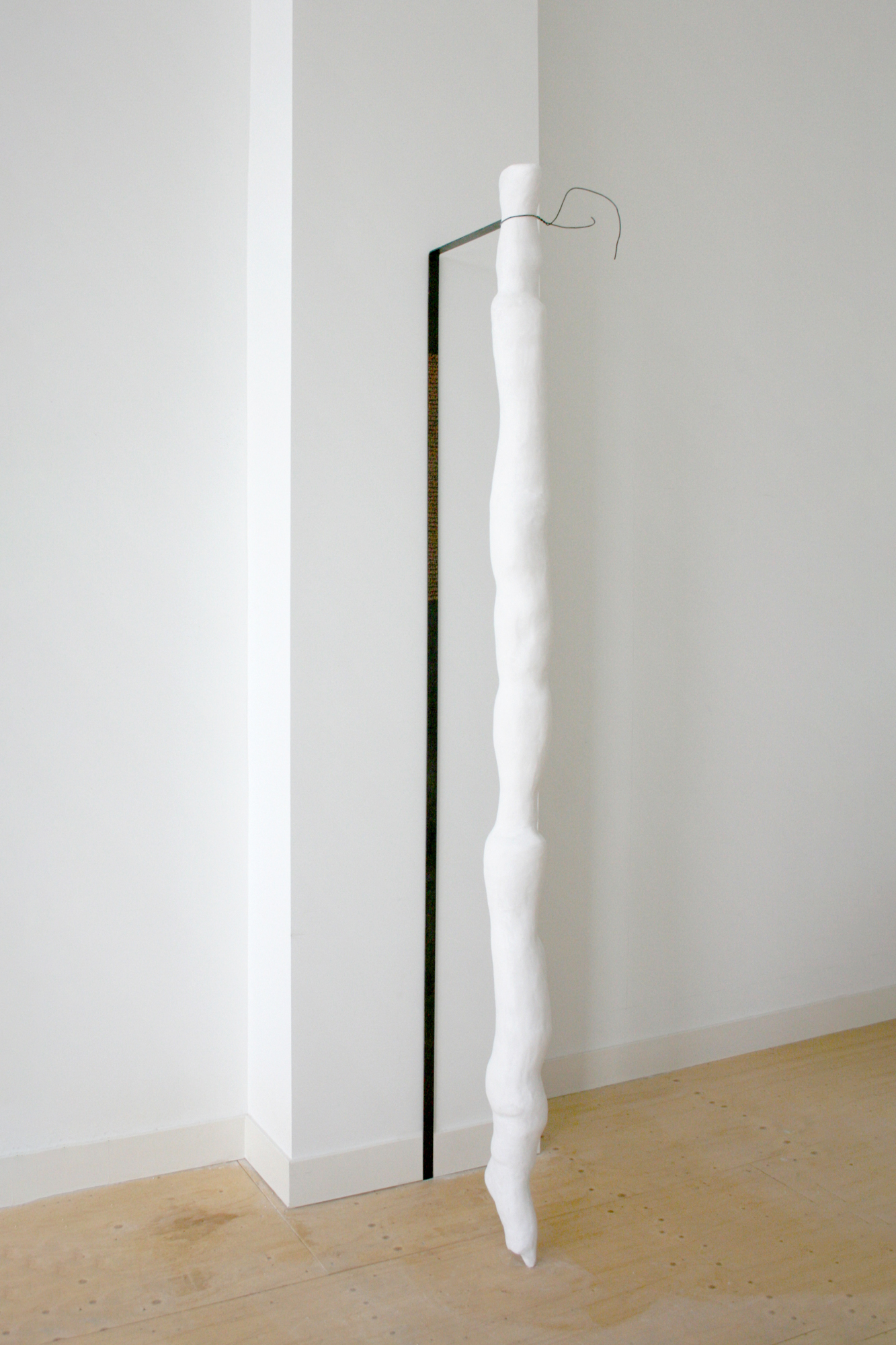 Mômomeasure VI, 2015 Plaster, gouache pen and metal 245 x 15 cm Ø