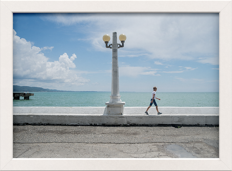 Fotografía impresa paisaje Niño andando por el paseo marítimo de Sujumi Mar Negro