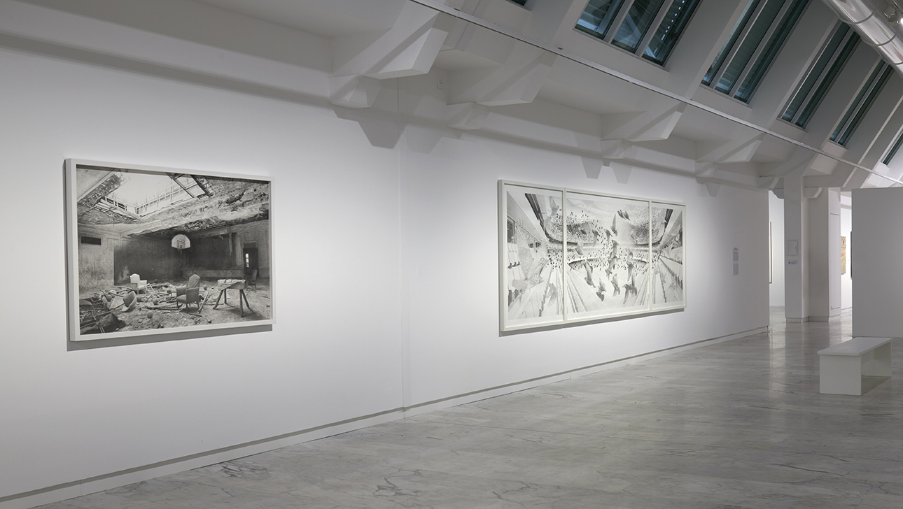 Vue de l’exposition Des exploits, des chefs-d’œuvre. Tableaux d’une exposition au [mac]. Photo © Marc Domage Jean Bedez, Murmuration aux cent sonnets, 2023 Triptyque, dessin à la mine de graphite sur papier, encadrement bois peint, verre anti-reflet 131 × 456 cm Jean Bedez, Constellation de la Vierge, 2015 Dessin à la mine de graphite sur papier, encadrement bois blanc, plexiglas 100 × 150 cm