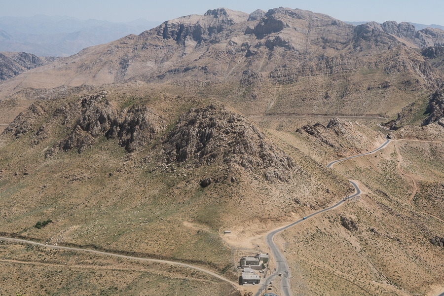 R&eacute;gion de Hewraman, Kurdistan e rojhelat (Iran), &eacute;t&eacute; 2019.  Les routes dans les r&eacute;gions frontali&egrave;res sont quadrill&eacute;es par les checkpoints de l'arm&eacute;e, qui contr&ocirc;le la circulation des personnes et des marchandises.