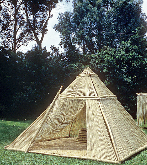 Espacios Controlados II, 1983. Hemp rope and wood, 158 x 223 x 223 cm.