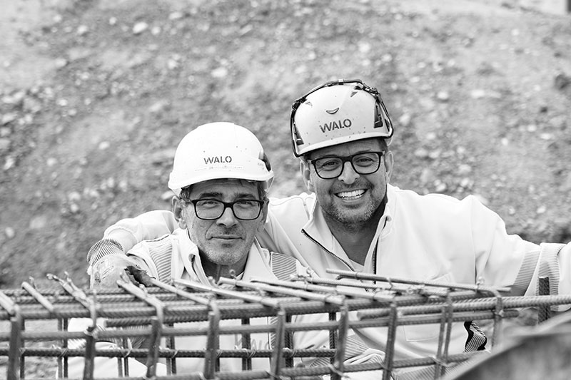 Teamwork und gute Laune auf der Baustelle.