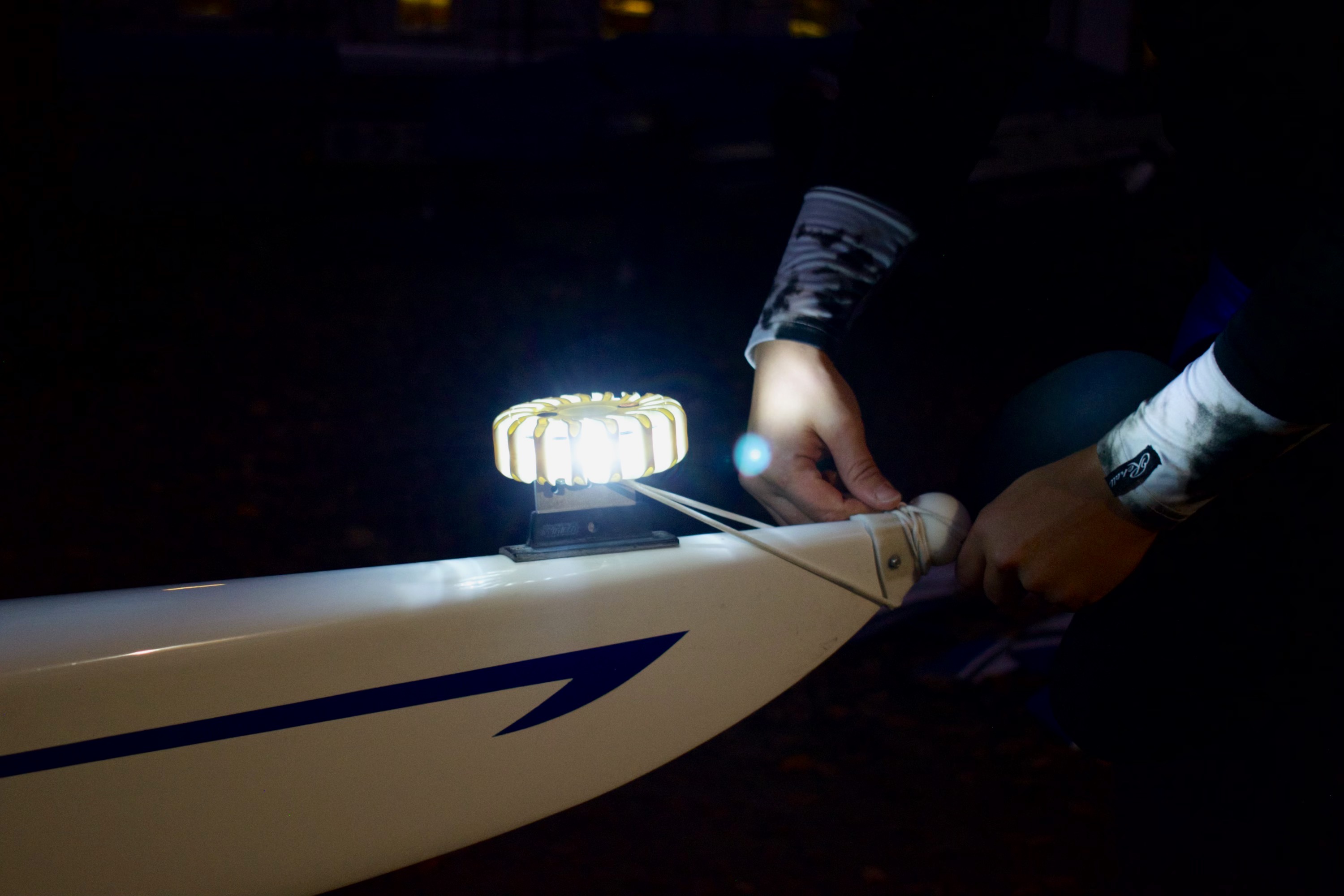 Das Licht wird montiert. Dadurch wird das Ruderboot von anderen auf dem See entdeckt. 