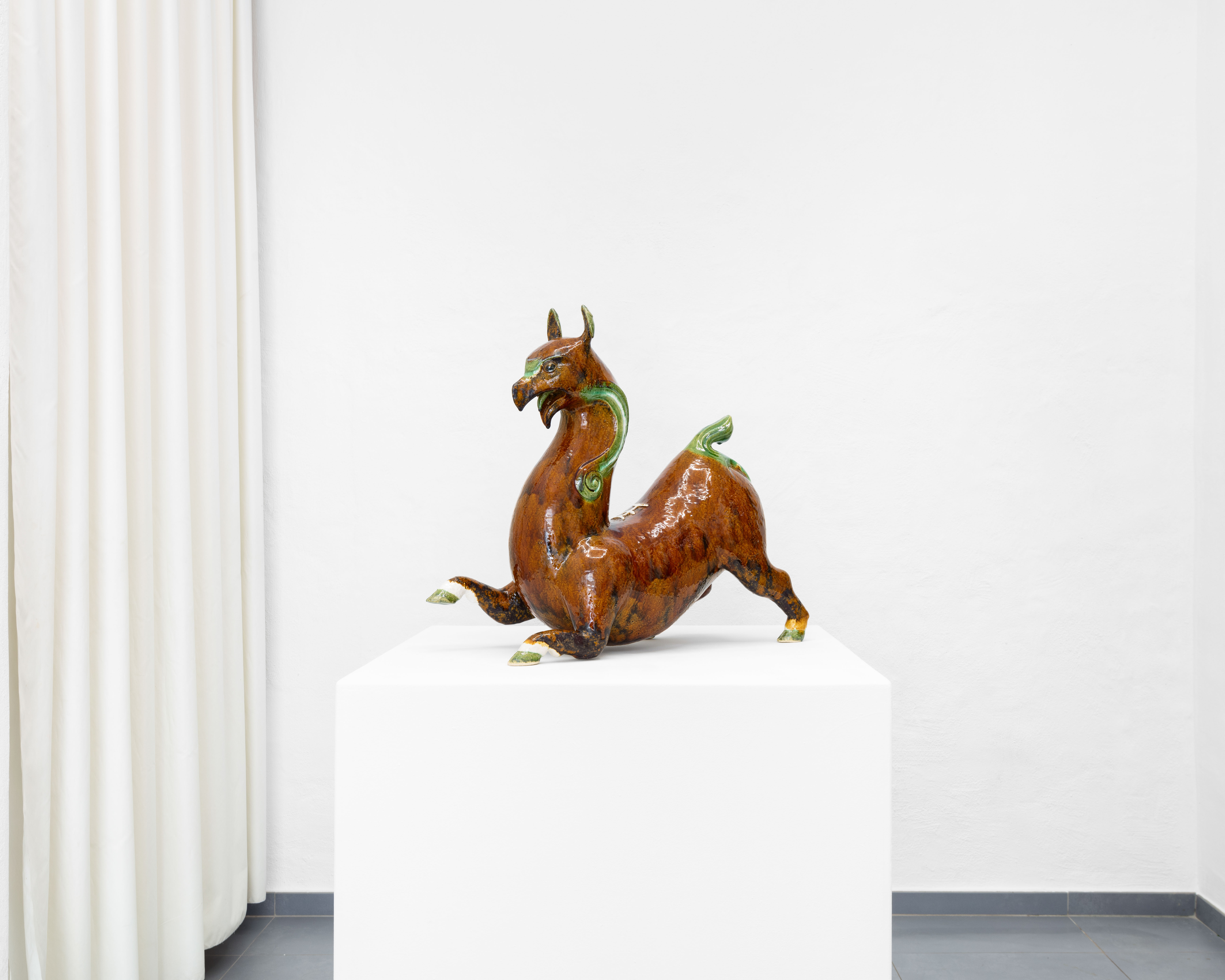 Mother As Griffon Carrying Our Family Name On Her Back (installation view, Ballon Rouge)Stoneware, glaze68 x 61 x 30 cm (26.8 x 24 x 11.8 in)2023