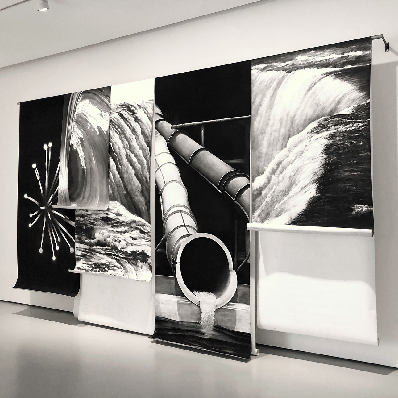 Raúl Artiles Vortex, 2019-2023 Fusain sur papier – barre d’acier Dimensions variables 500 × 150 cm 400 × 120 cm Courtesy de l’artiste et de Graphe