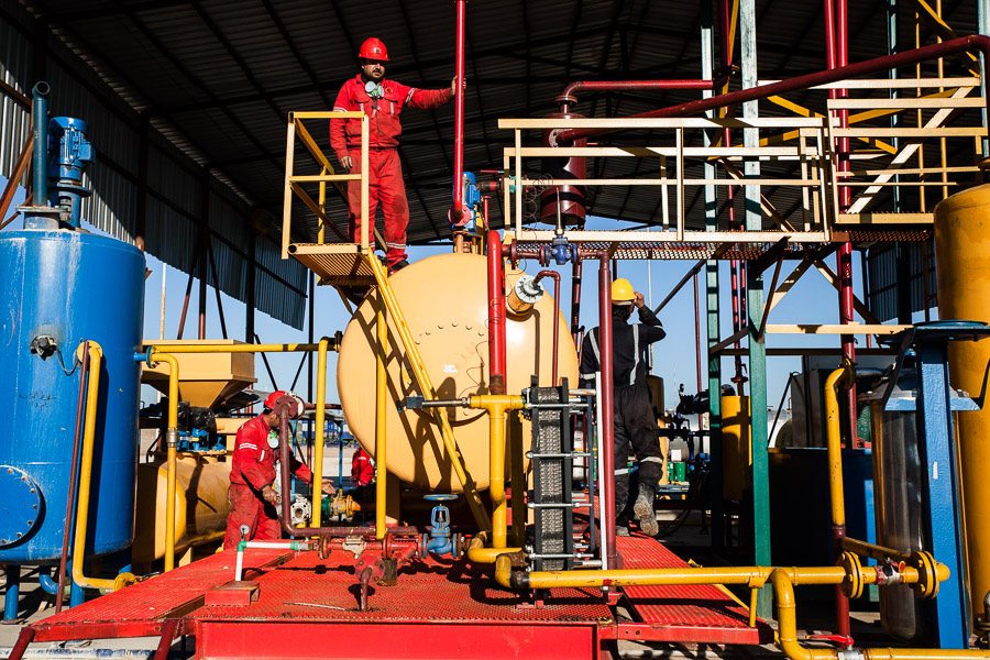 R&eacute;gion de Derik, Syrie du Nord, avril 2014.  Faute de moyens, les raffineries fonctionnent au ralenti et ne suffisent pas &agrave; produire assez pour toute la zone sous contr&ocirc;le de l'administration autonome.