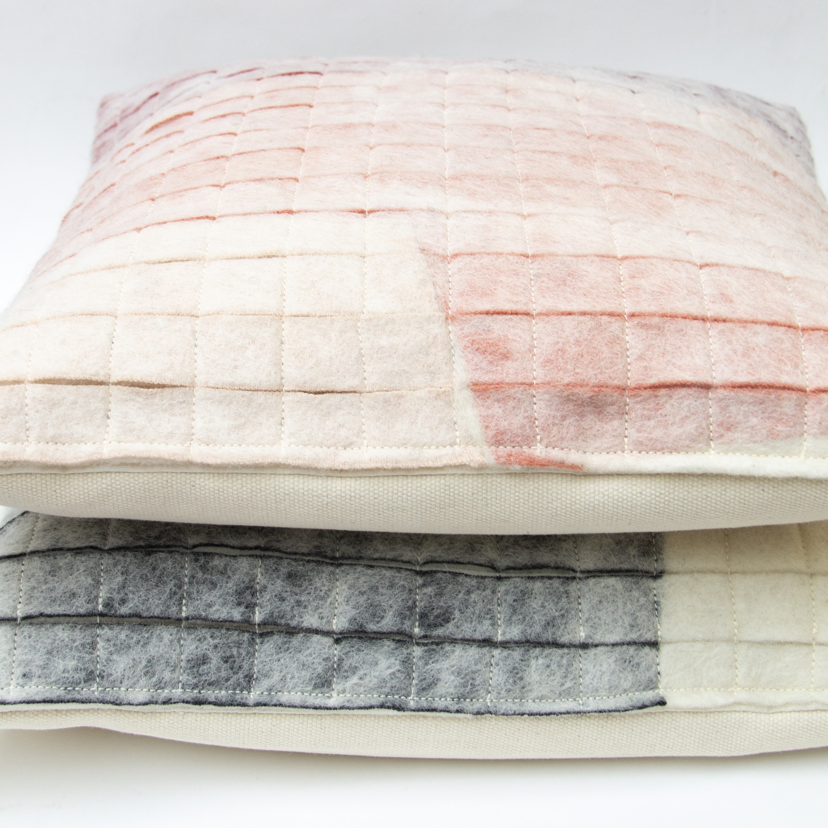 Coussins en feutre MultiFelt. Coussins déhoussables. Laine, coton. Garnis de blousses (flocons de laine issus des déchets de filature), 2022.