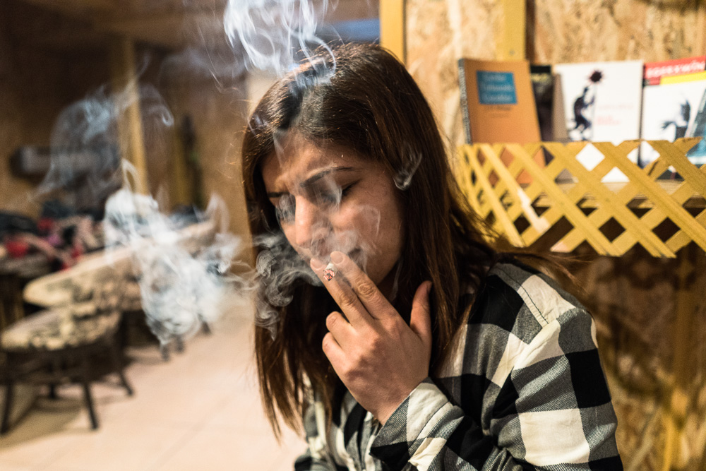 Diyarbakir 2017. Seyhan, G&uuml;lan et &Uuml;mit &eacute;taient travailleurs sociaux pour la mairie afin d'&ecirc;tre licenci&eacute;s les uns apr&egrave;s les autres. Fin mars, ils ont ouvert leur caf&eacute;,appel&eacute; &laquo;&nbsp;la Libert&eacute;&nbsp;&raquo;, dans lequel se retrouvent leurs anciens coll&egrave;gues et amis de m&ecirc;me profession. Parall&egrave;lement, avec une quarantaine d'entre eux, ils ont commenc&eacute; un projet quasi-b&eacute;n&eacute;vole &agrave; destination des enfants de Sur ayant souffert des combats. Ce projet est la continuit&eacute; de l'activit&eacute; qu'ils exer&ccedil;aient au sein de la mairie, o&ugrave; ils s'occupaient du suivi des familles de ces enfants.