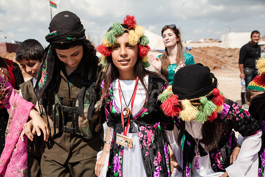 Qamishlo, Rojava. F&ecirc;te de Newroz 2014. Groupe  de jeunes filles d'un centre culturel pr&eacute;parant un spectacle de danse kurde.