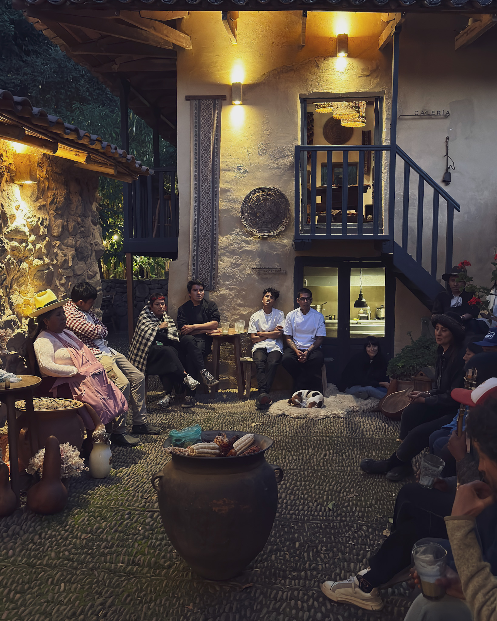 Conversatorio sobre fermentación de maíz en ALQA, con cocineros, campesinos y artistas reunidos en el patio andino de Ollantaytambo.” Corn fermentation gathering at ALQA, with cooks, farmers and artists sharing an intimate dialogue in the Andean courtyard of Ollantaytambo.