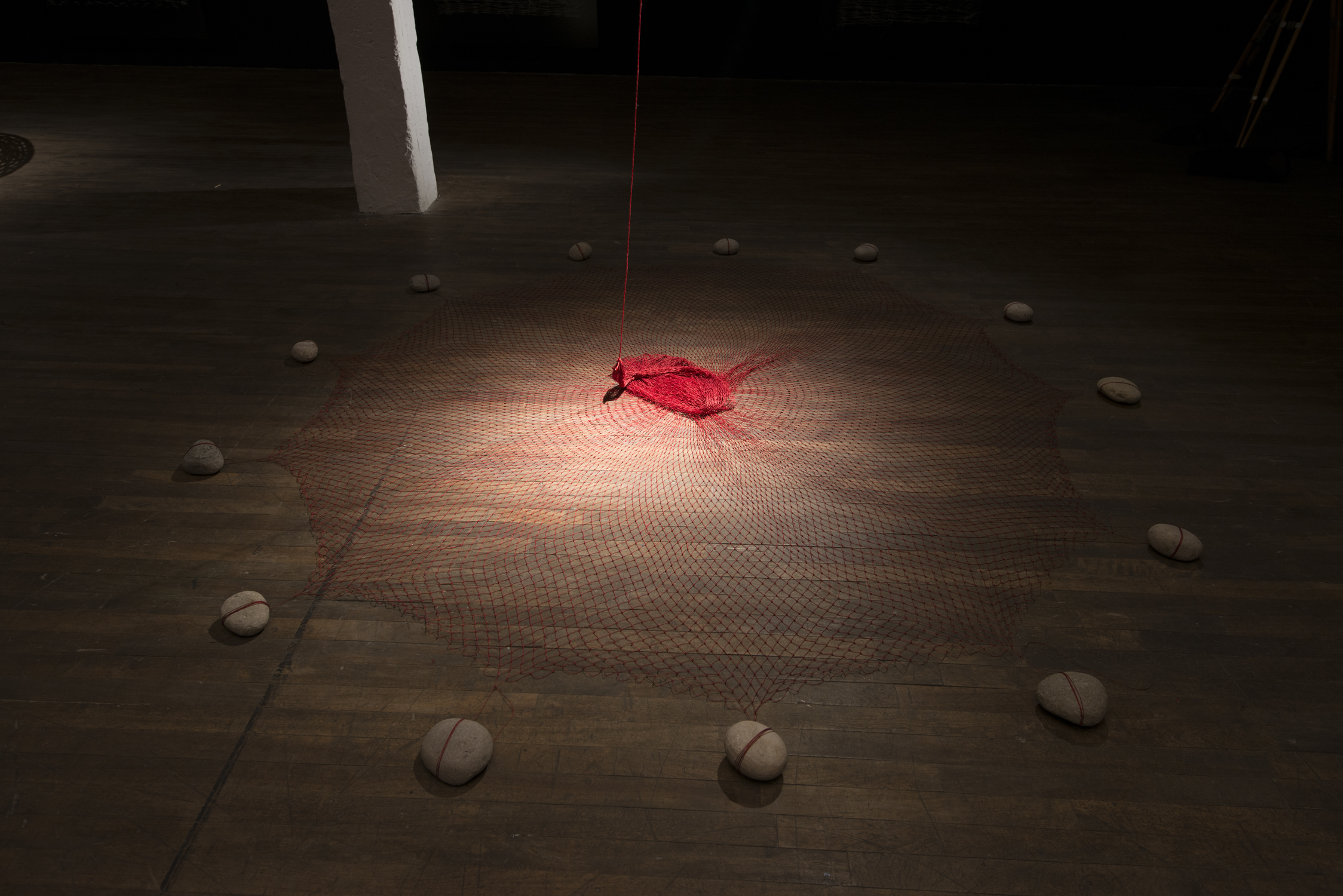 Nadia Myre. Oraison/Orison. 2014. Impressions jet d’encre, filet rouge, pierres ficelées, panier de vannerie. Série ; impressions 43 x 33 pouces, édition de 7.