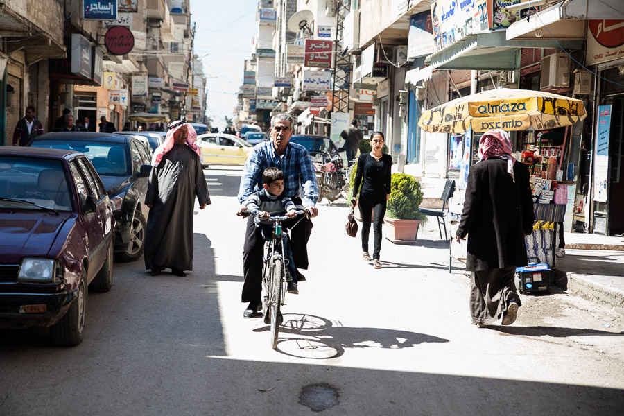 Qamishlo, Syrie du Nord. Mars 2014. En ville, la bicyclette est un moyen de transport &eacute;conomique au vu des prix &eacute;lev&eacute;s du carburant.