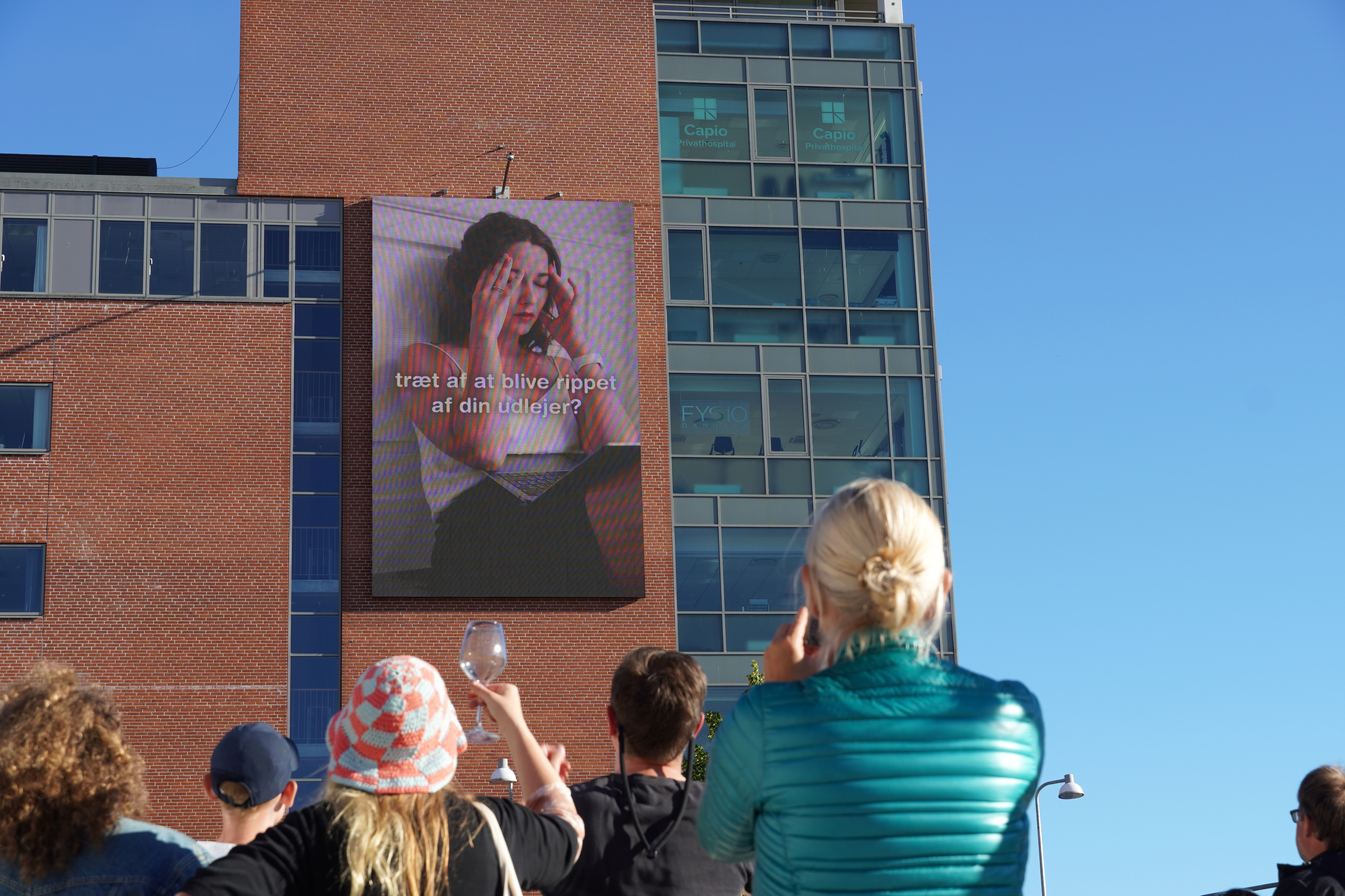 Documentation of the video work "Alt Skal Væk" by Hannibal Andersen, John F. Kennedy's Plads, Aalborg, 2022 (photocredit: Rikke Ehlers Nilsson)