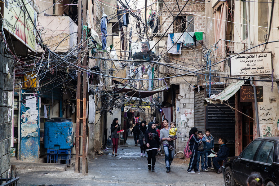  Shatila. La rue principale du camp. Les fils &eacute;lectriques et les canalisations d'eaux s'enchev&ecirc;trent en une immense toile d'araign&eacute;e.