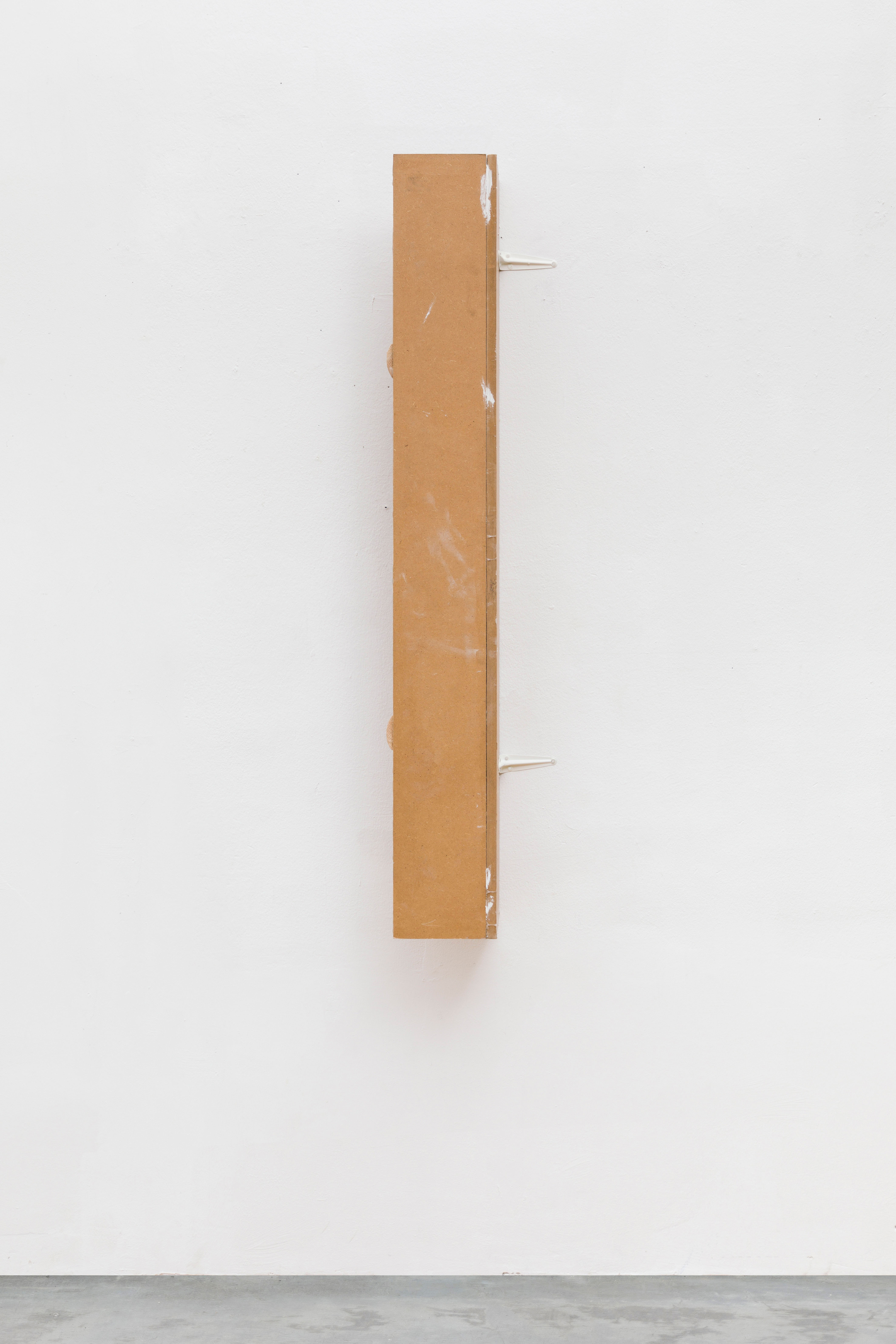 Upright (The Pianist Diminuendo), 2023. Wood, glue, air-dry clay, metal structures, screws. 126, 5 x 17 x 21,5 cm