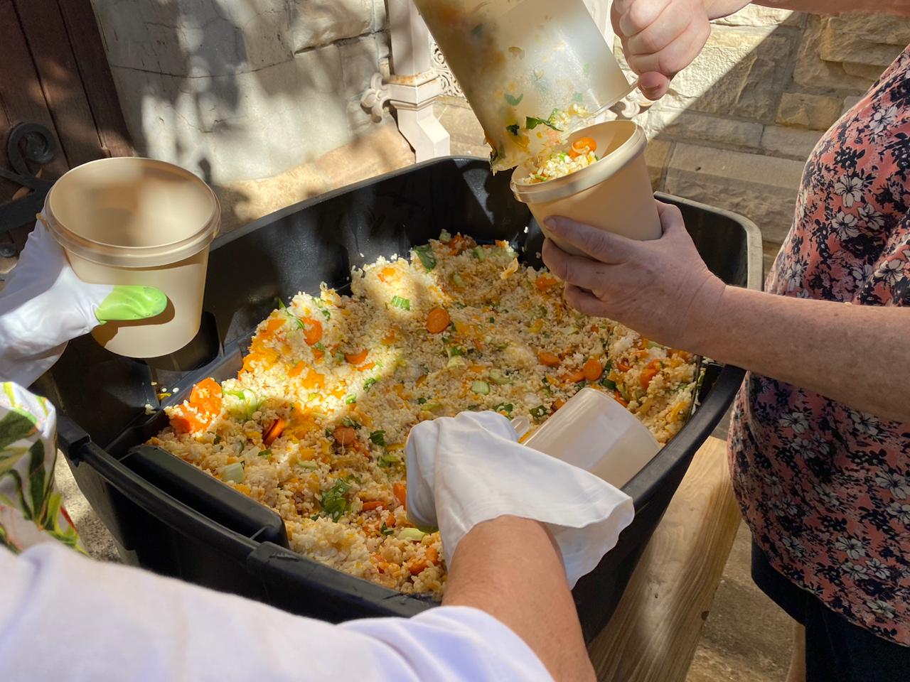 29.04.2020 Since its launching on the 22nd of April 2020 the Sea Point soup kitchen at the Congressional Church on Marais Road, in partnership with Ladles of Love, has been serving an average 70 meals every day. The initiative has also been distributing hygiene products, masks, clothes and blankets.