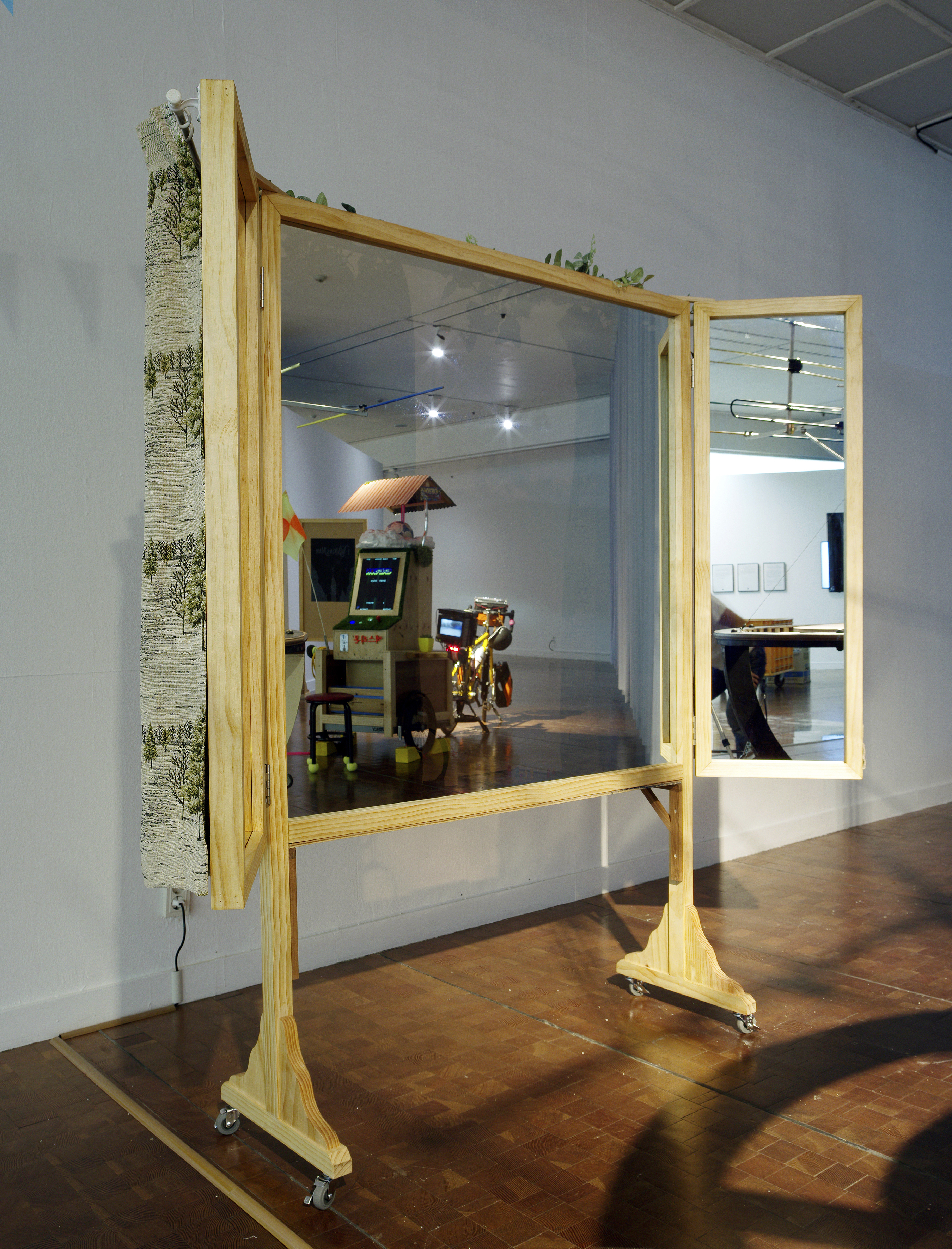 The Blanket area: Antenna bird /Wood, wheel, antenna, ceramic & sound system, Dimensions Variable, Exhibition view_ Seoul Media City Biennale, 2018