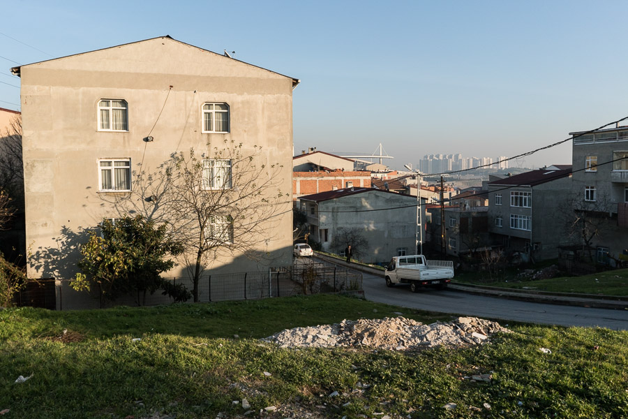 Istanbul, quartier de Bayramtepe. En face Bayramtete, s'&eacute;l&egrave;vent les tours des nouveaux quartiers prot&eacute;g&eacute;s, o&ugrave; les habitants vivent dans de luxueux immeubles prot&eacute;g&eacute;s par une enceinte gard&eacute;e.