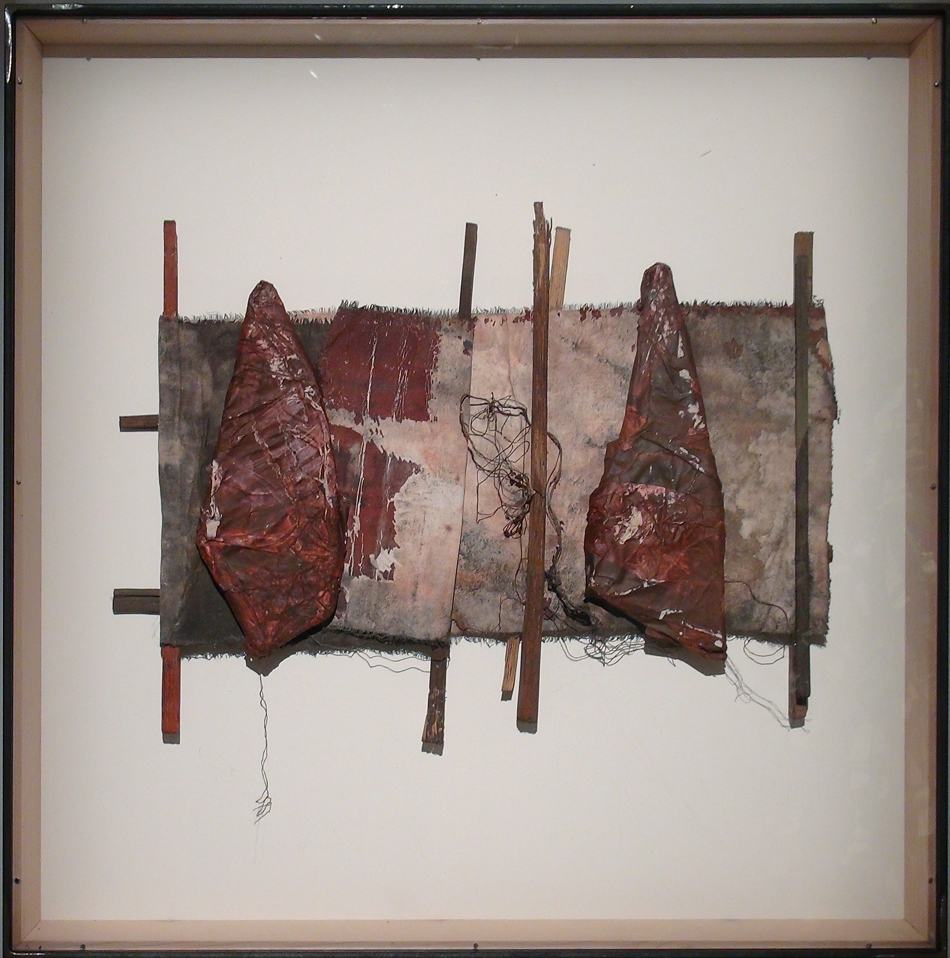 #31 - Aurelio Fort - Figures divinatoires, Bois, papier, tissu, acrylique, 28,5x63 cm , 2004