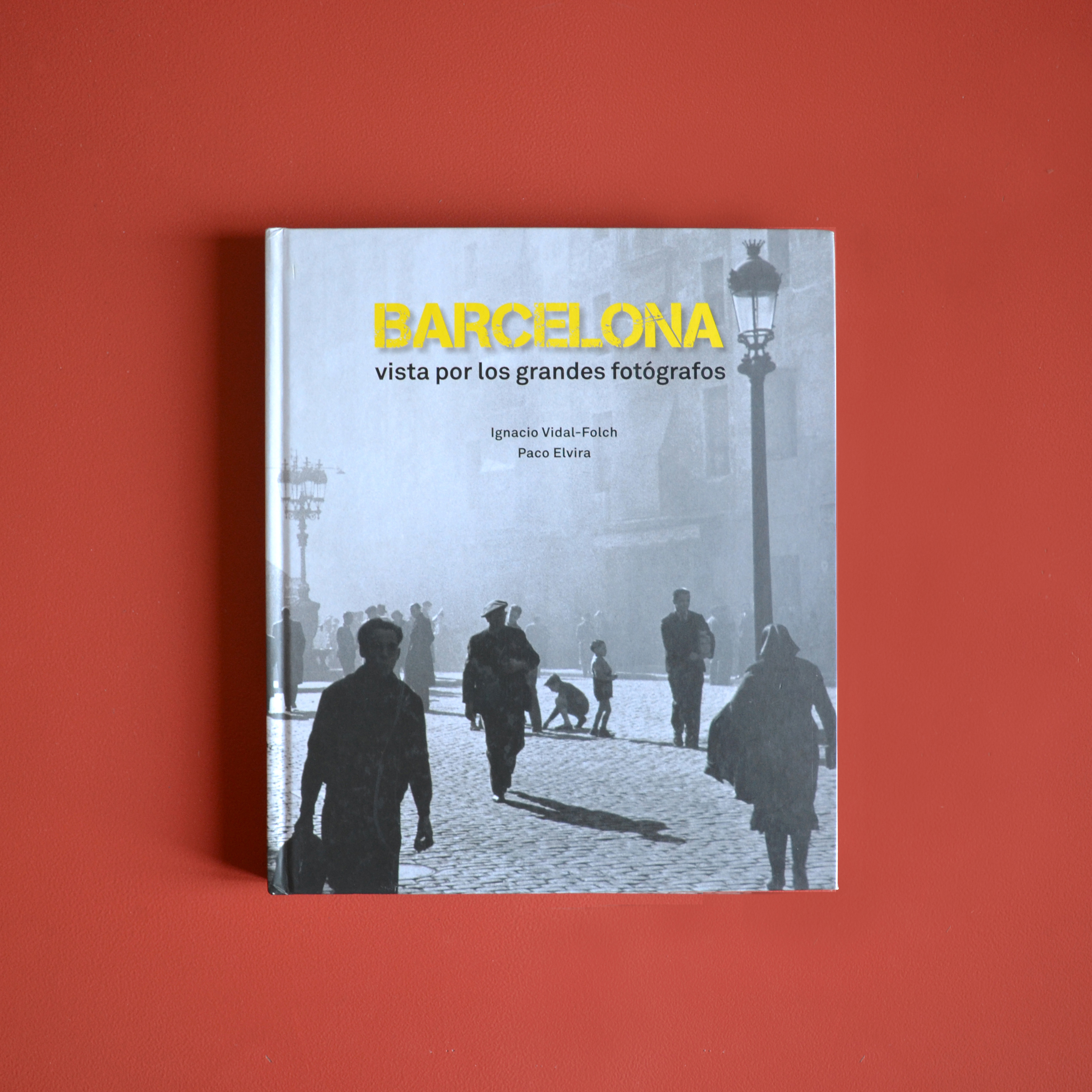 Paco Elvira; Ignacio Vidal-Folch Barcelona vista por los grandes fotografos, Barcelona: Lunwerg, 2013This book presents a vast selection of photographs of Barcelona, from 1870 until today, including the works of famous artists such as Henri Cartier-Bresson, Otho Lloyd, Robert Capa, Bill Brandt, Humberto Rivas, Joan Fontcuberta, Eugeni Forcano or Oriol Maspons. These photographs portray the different physical, social or spatial realities of a city that has been constantly evolving over the years, offering us both a precise and intimate view in the urban imaginary of Barcelona. As the anthologist of this book Paco Elvira once wrote: «when memories have vanished from our minds, photography becomes our collective memory».