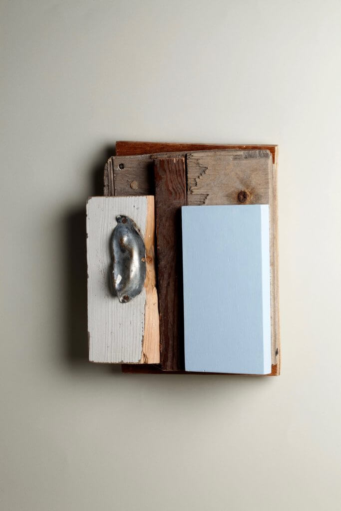 Handle — 29 x 27 x 4 cm Painted Wood, Found Elements (2014)