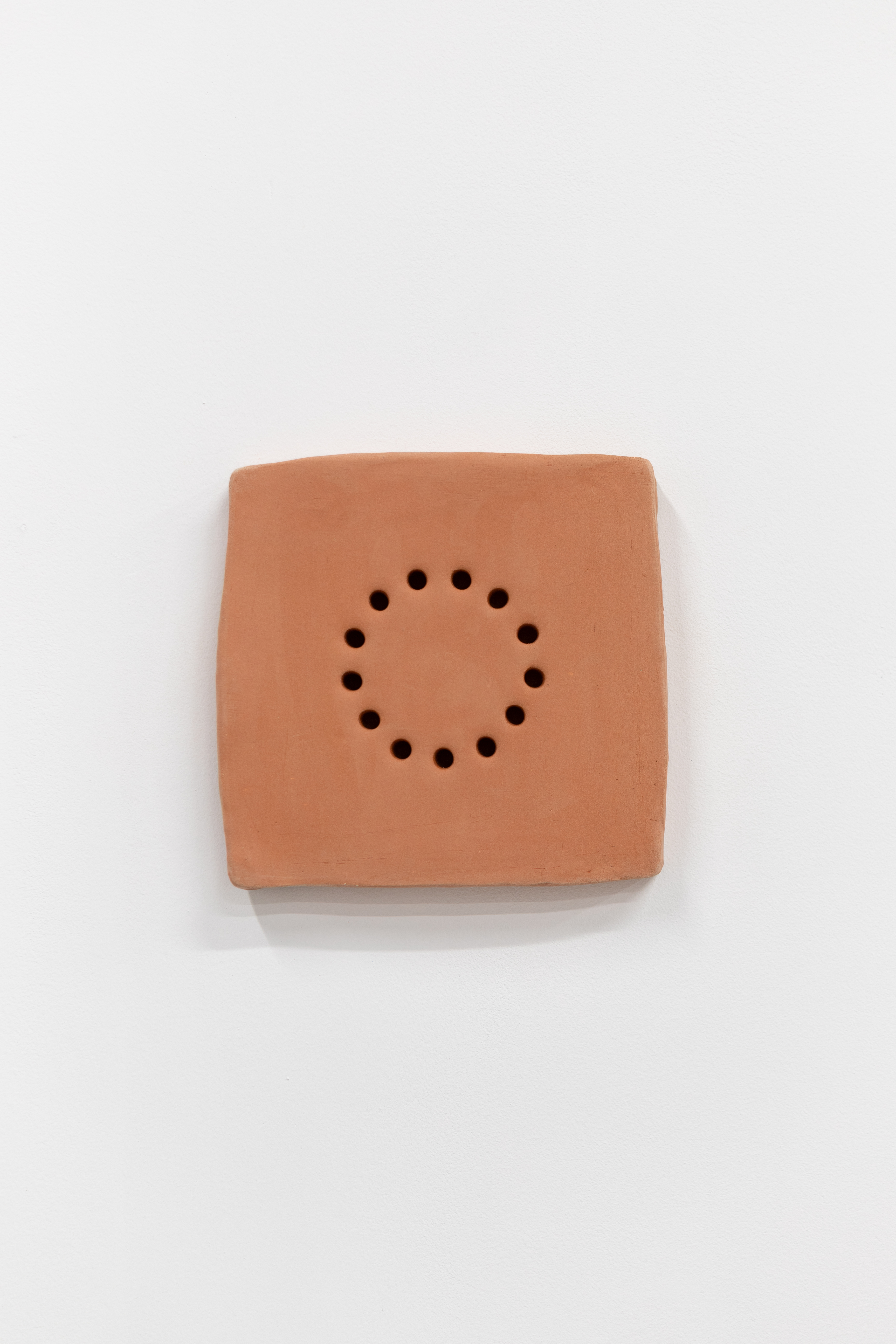 Trou, plaque, ligne 13, terracotta, 21,5 x 22,4 x 2,7 cm, 2025