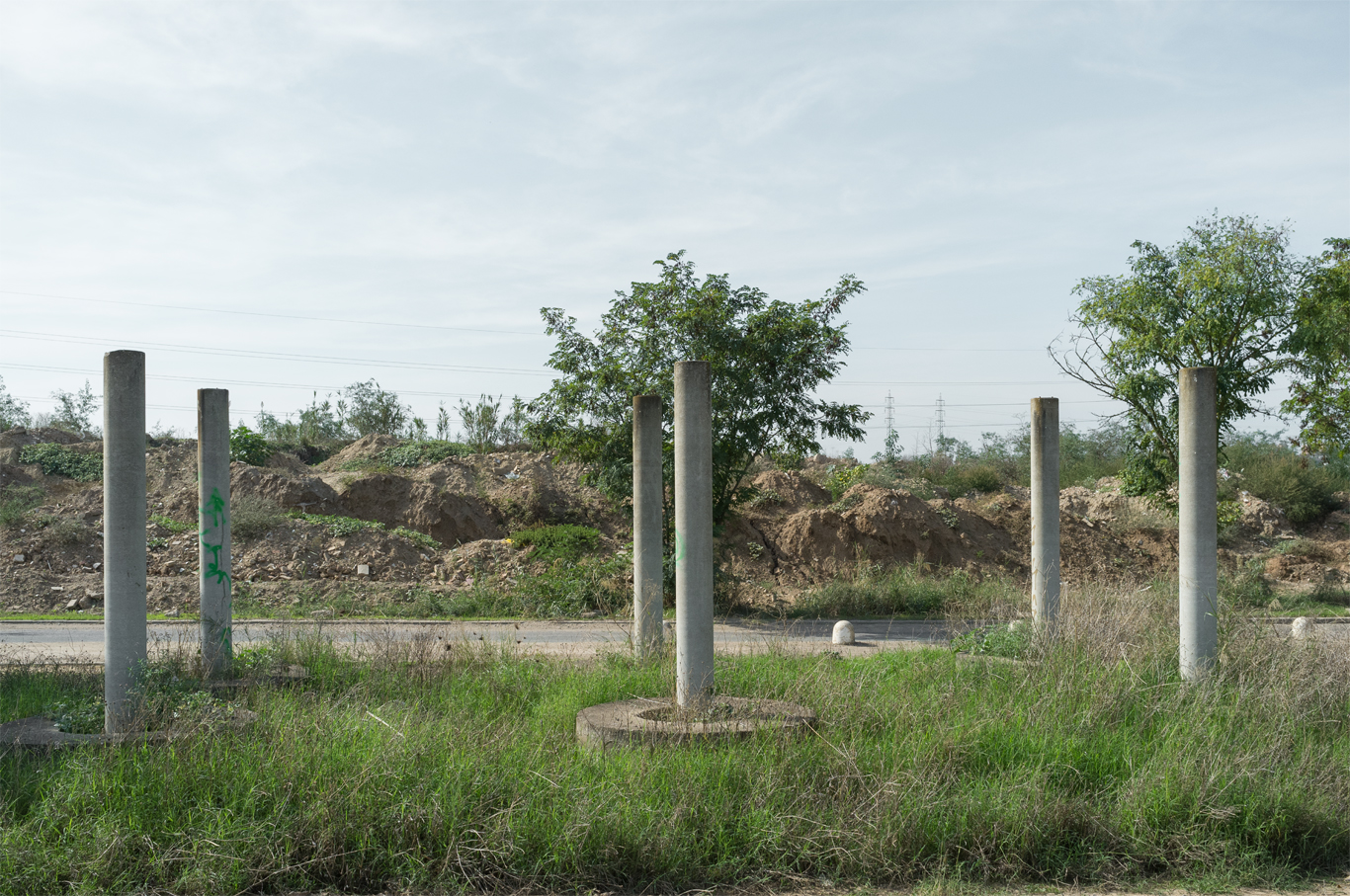 fotografía de territorio columnas símbolos en la periferia de Sevilla