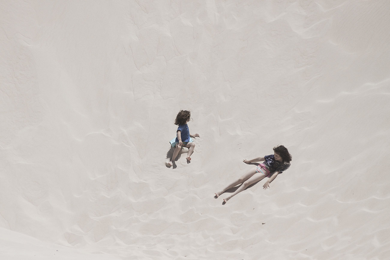 Foto serie Aire Playa de Bolonia niños en la arena