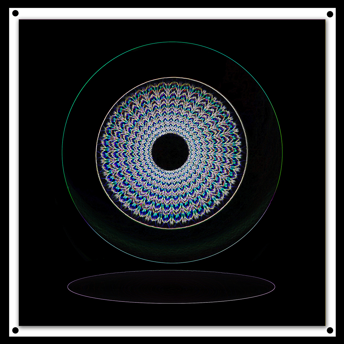 GRAND DESSIN CERCLES COLORÉS et DIGITAL ŒIL OBLO IRISÉ – 2024. 100 x 100 cm. Collage technique mixte entre dessin crayons de couleur au compas et dessin digital. Différentes possibilités de couleur et taille