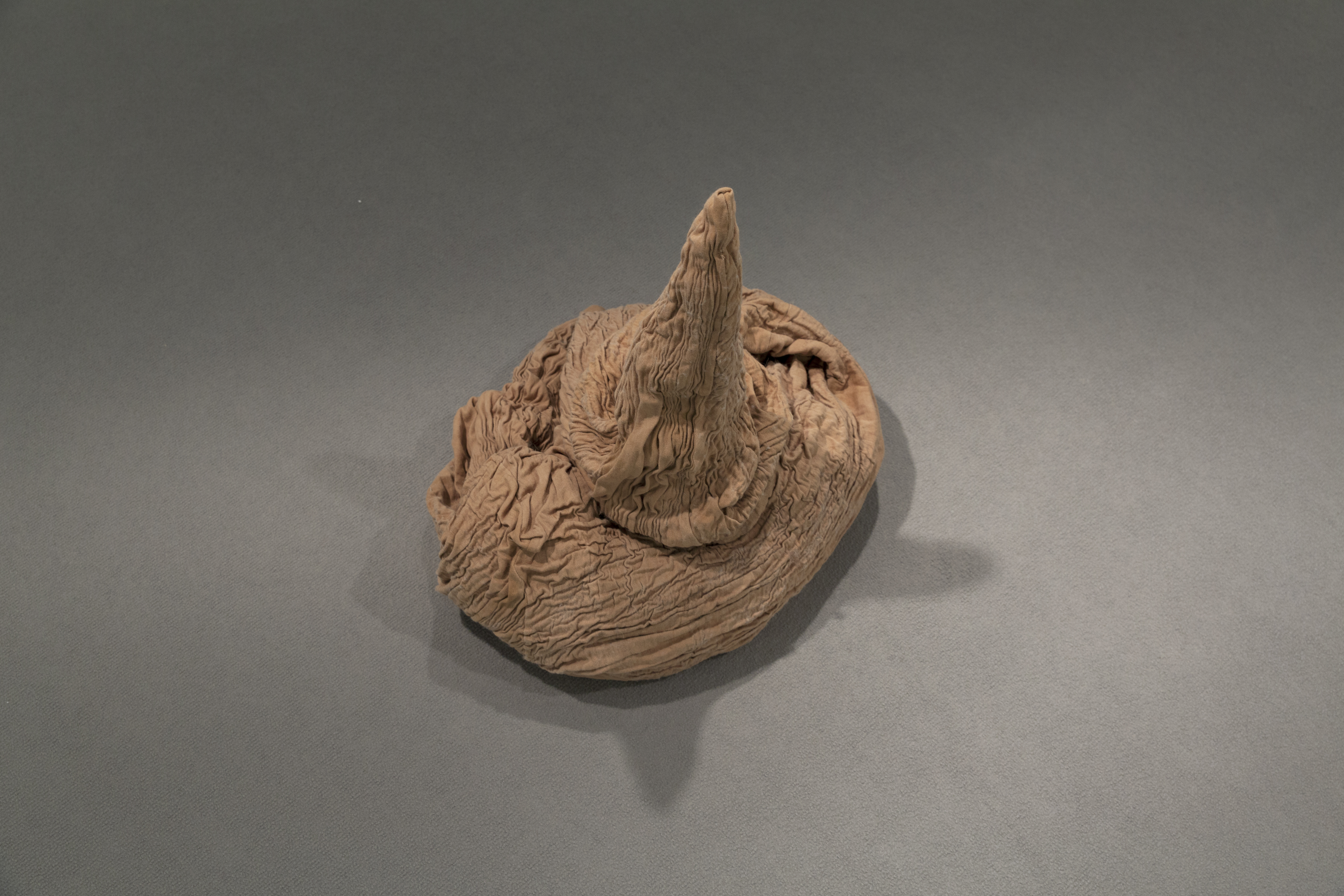 Kink, 2019, eucalyptus dyed muslin, wool, 49x36 cm.