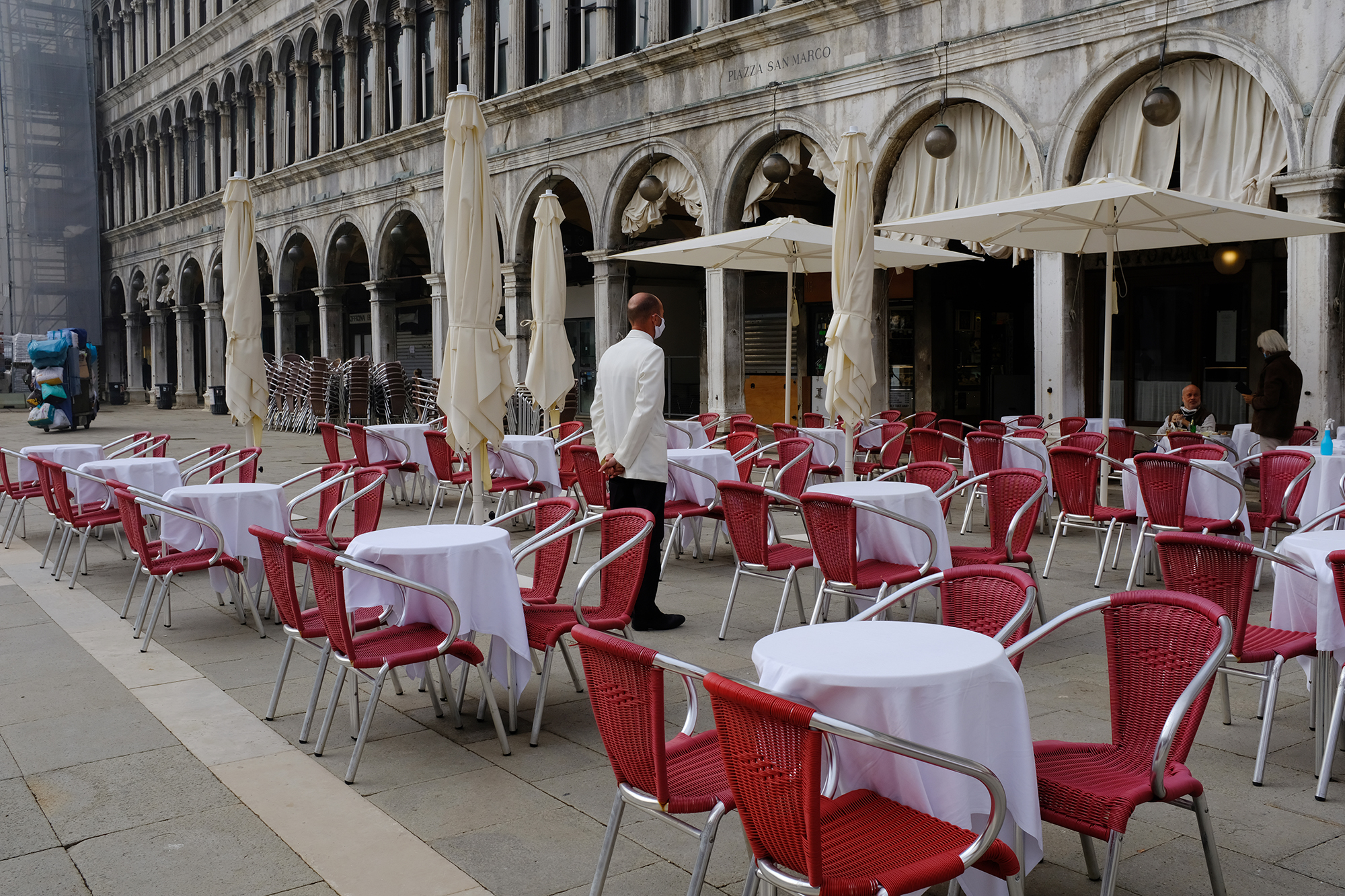Philippe-Sarfati-reportage-photography-photographer-street-documentary-photojournalism-photojournalist-covid-19-pandemic-venice-italy-piazza-san-marco-cafe-terrasse-terrace-empty-mask