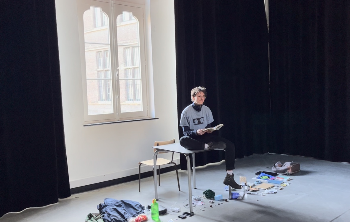 still uit de performance 'carrier bag of teaching', een performance over machtstructuren, storytelling en docentschap. - voorjaar 2024