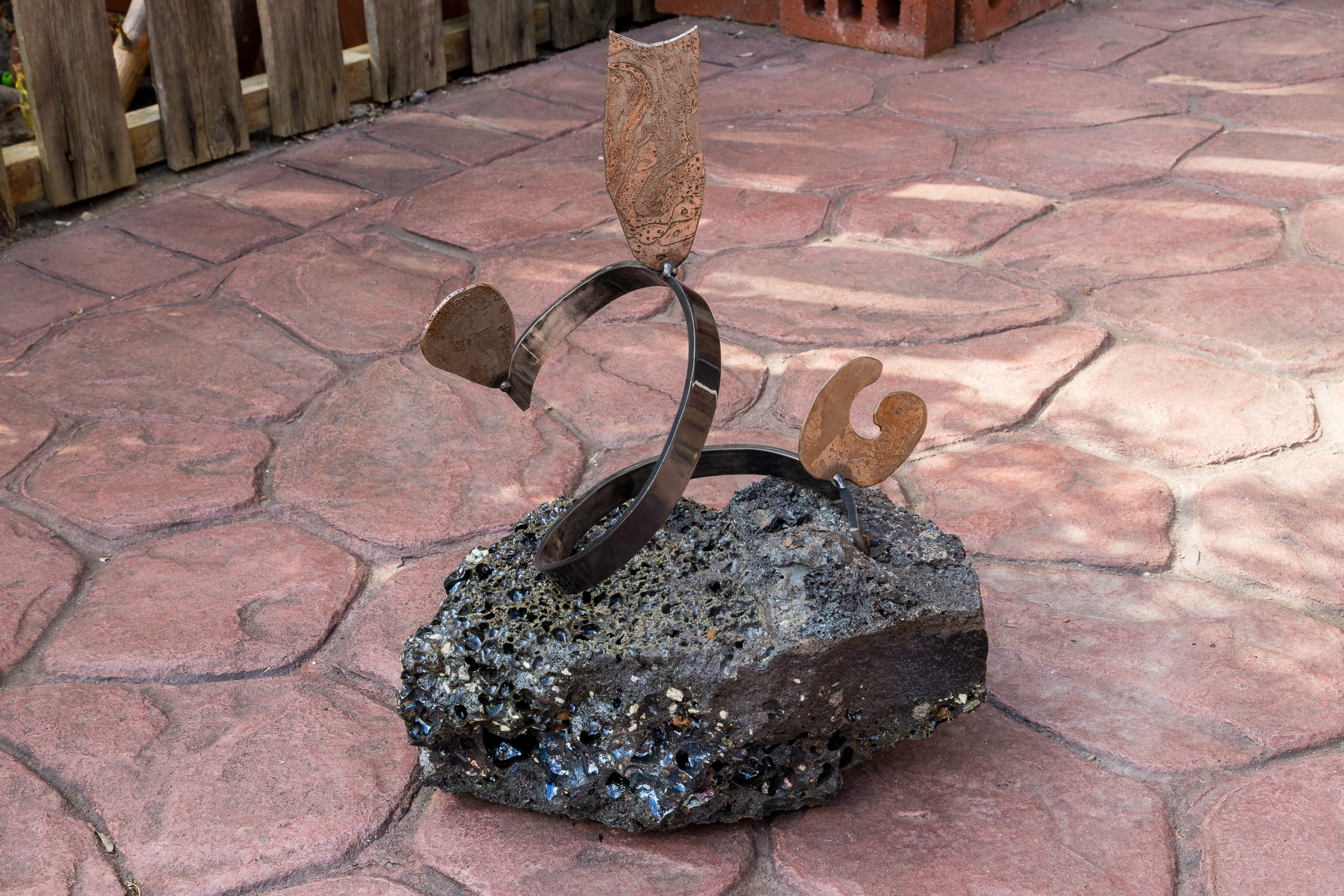 Xenophora I, 2021, exhibited in Scoria at Threshold. Photo by Jules Lister.