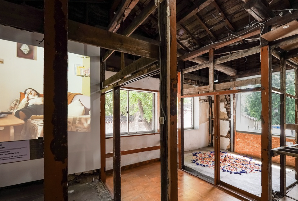 BOAN1942 | Located in the Tongui-dong neighborhood, BOAN1942 is a cultural space consisting of exhibition spaces, a bookstore, and a guest house, which reflects its history as an inn that served as a gathering spot for Korean writers, poets, and artists. Describing itself as an “accommodation of culture,” BOAN1942 has focused on showing life-based and site-specific multimedia art since 2007 to defamiliarize the ecosystem of cultural populism.