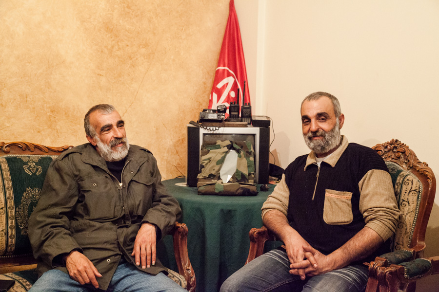 Beddawi Camp, Tripoli,north Lebanon Les deux comp&egrave;res sont des militants chevronn&eacute;s. Form&eacute;s &agrave; la gu&eacute;rilla &agrave; l'&eacute;tranger dans les ann&eacute;es 80, ils ont combattu durant la guerre civile, notamment contre le mouvement Amal. Aujourd'hui, ils sont catastroph&eacute;s de la situation dans les camps, mais pr&ecirc;ts encore &agrave; donner leur sang pour la Palestine. Militants du FPLP, leurs convictions politiques sont rest&eacute;es in&eacute;branlables. 
