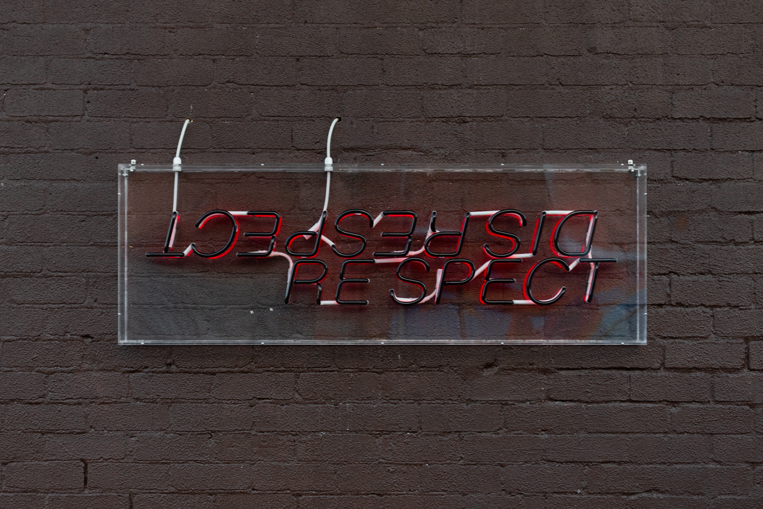 Ellen Koshland, RE SPECT, 2024, Neon, transformer, aluminium frame, perspex box, 146 x 50 x 8.5 cm