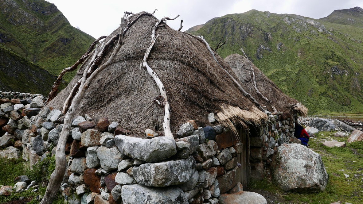 village quechua au pied du glacier du Mont Yerupaja, Huayhuash
