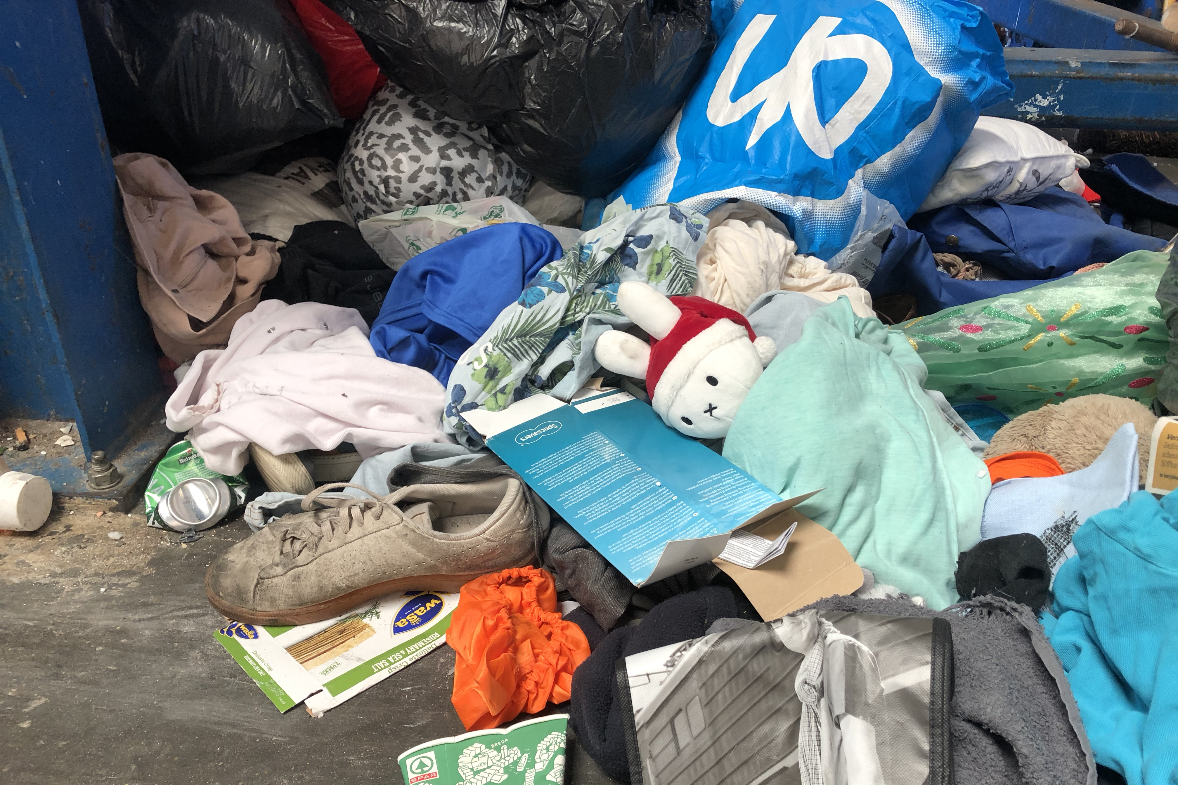 Only 30% (around 80 million kilos) of the clothing is collected and sorted after use. The rest ends up in household waste (around 140 million) - research Sympany & HVA Amsterdam