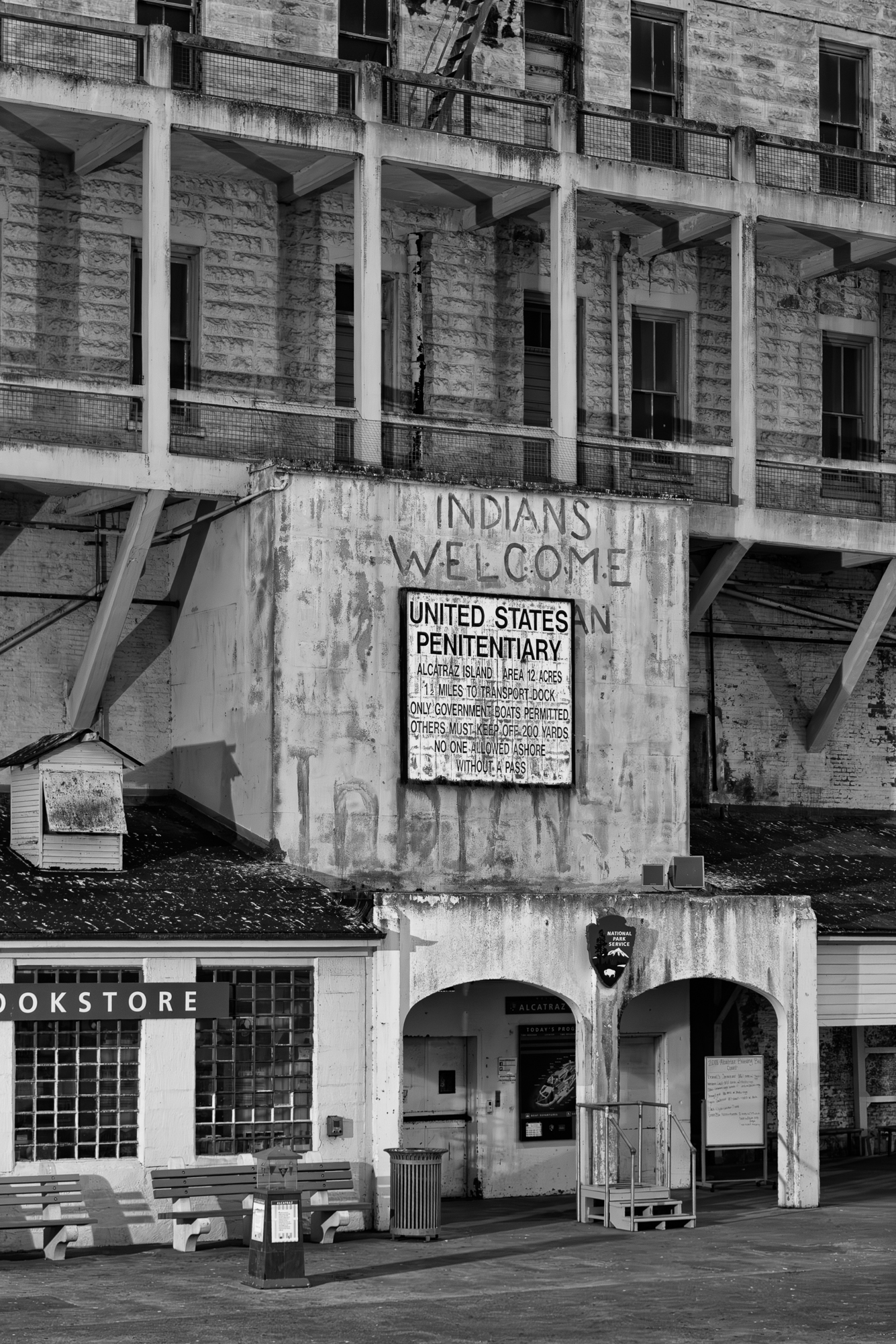 Alcatraz Island, île située dans la baie de San Francisco à 1,92 km du port de San Francisco en Californie. Célèbre prison jusqu'en 1963.