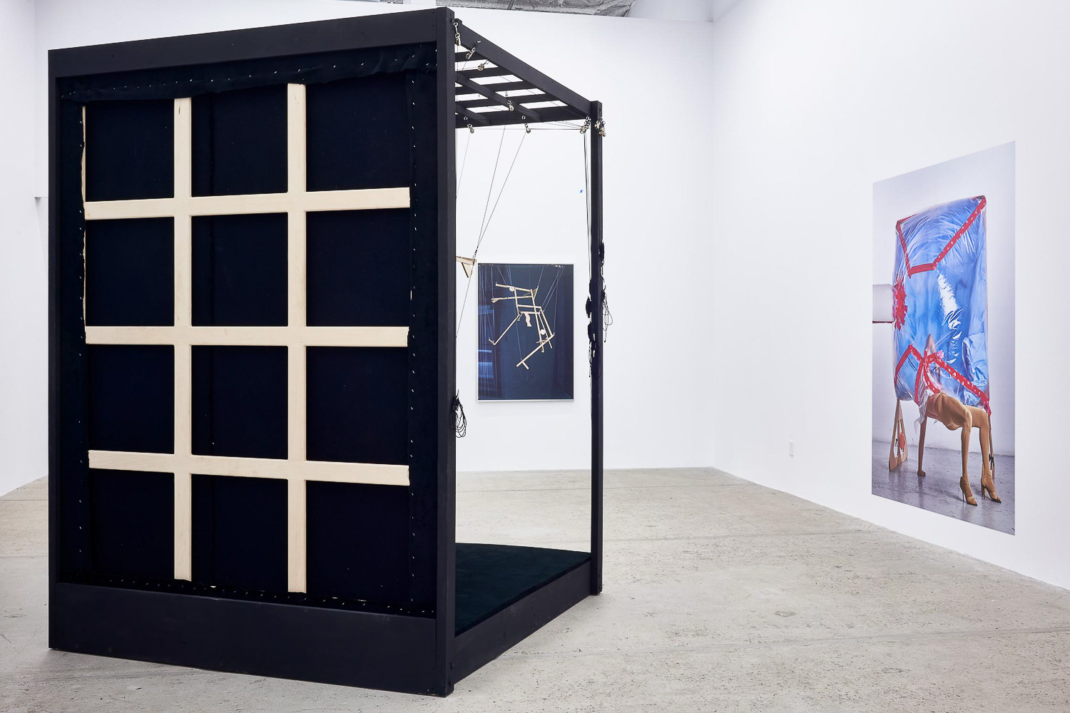 Anthony Burnham. Exposition pour Marionnette en 3 actes, Acte 2 Marrionnette. Photo : Anthony Burnham.