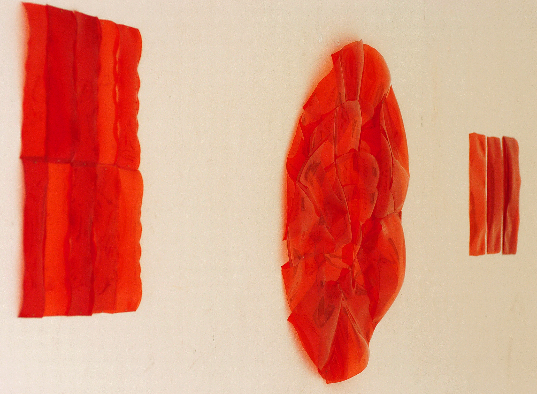 Sans titre, plastique de bouteille rouge d&eacute;coup&eacute;