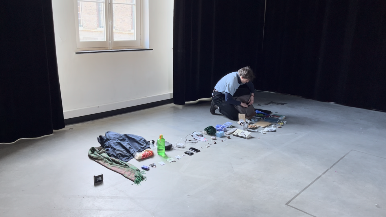 still uit de performance 'carrier bag of teaching', een performance over machtstructuren, storytelling en docentschap. - voorjaar 2024