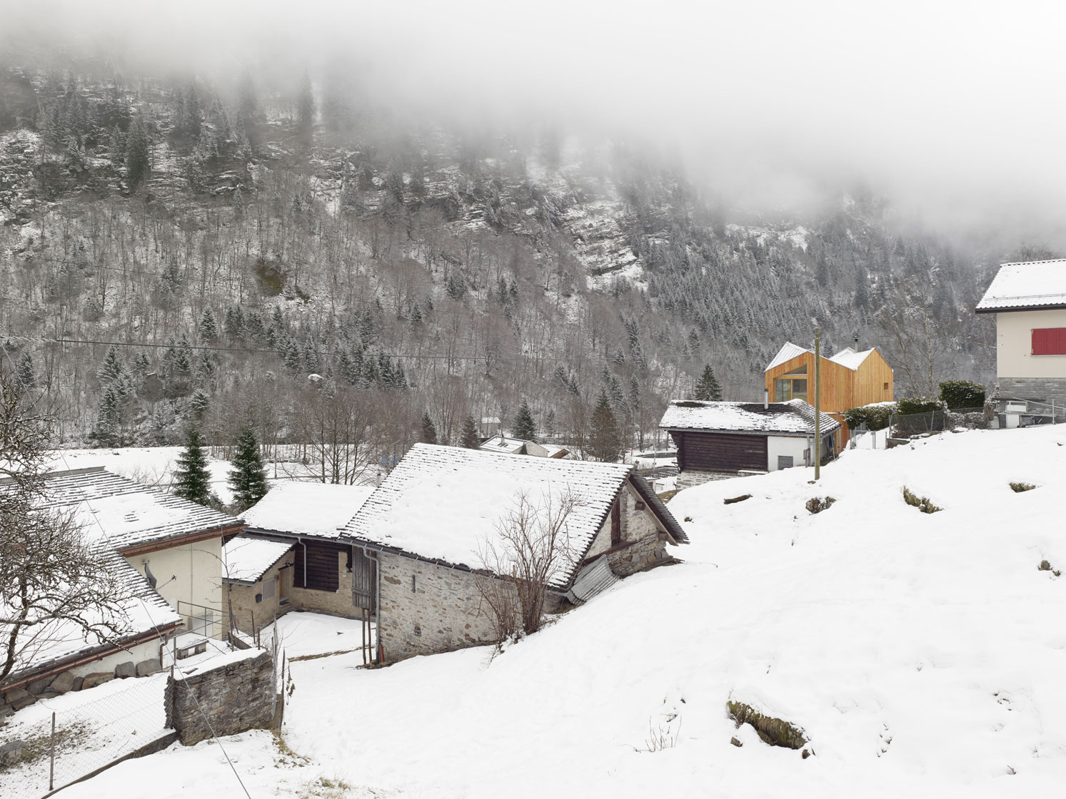 DAVIDE MACULLO ARCHITECTS - SWISS HOUSE XXXV - ROSSA, SWITZERLAND