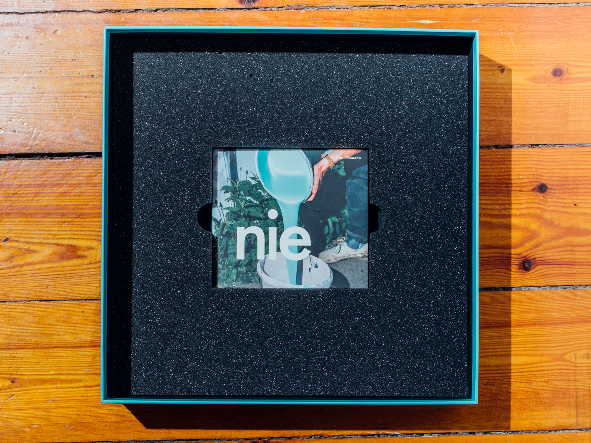 "NIE" von Fynn Kliemann / Deluxe Box, Platte, CD, Poster, Sticker und 12 Prints / September 2018