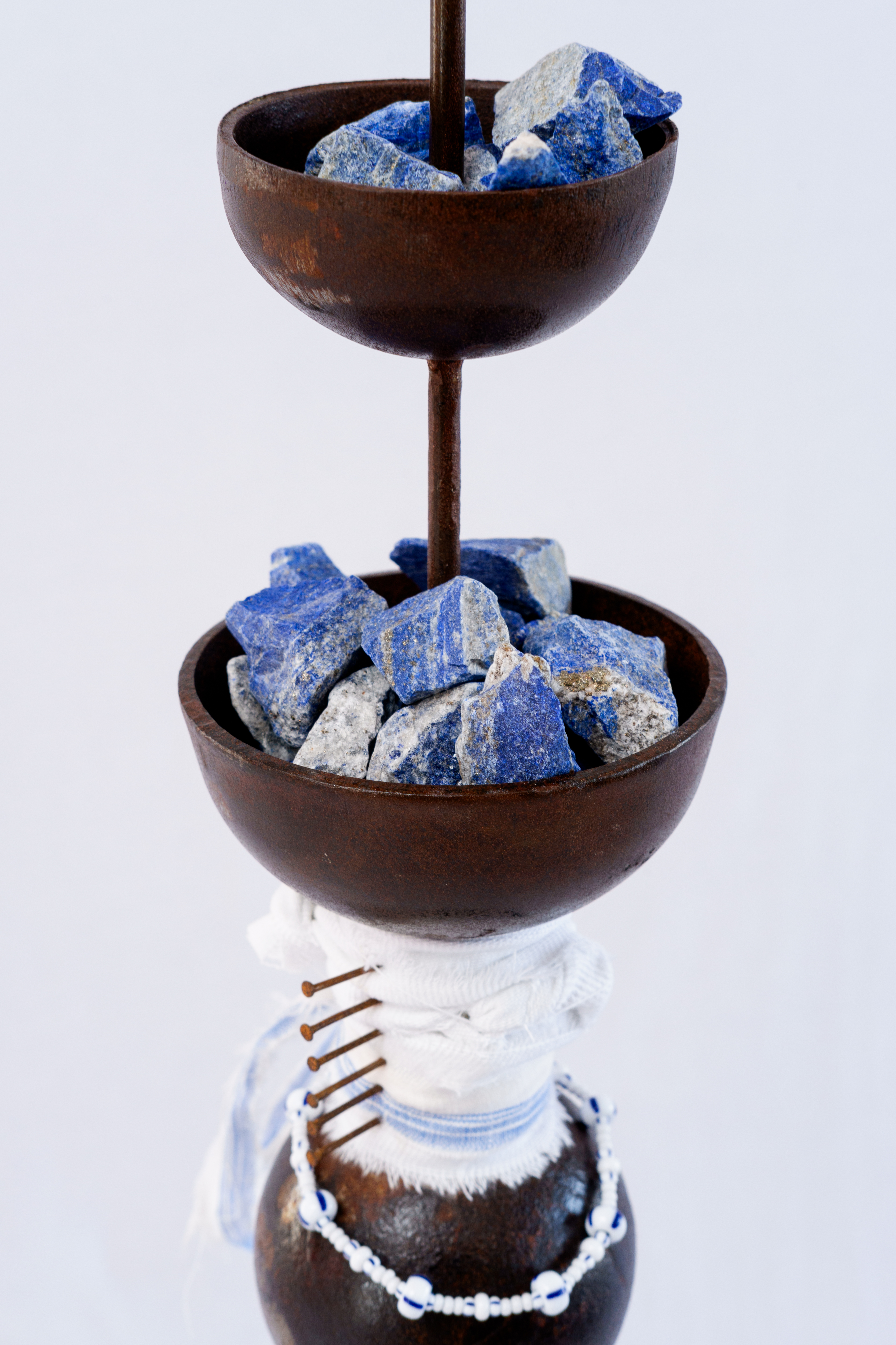 AS CONTAS DO MEU ROSÁRIO SÃO BALAS DE ARTILHARIA (1)Iron, lapis lazuli, fabric and glass. 198 x 51 x 51 cm. 2024