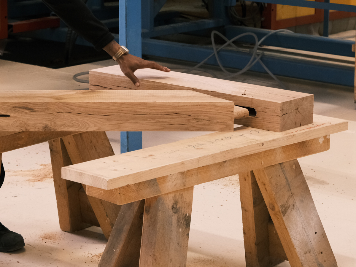 L'assemblage se fait ensuite manuellement. 