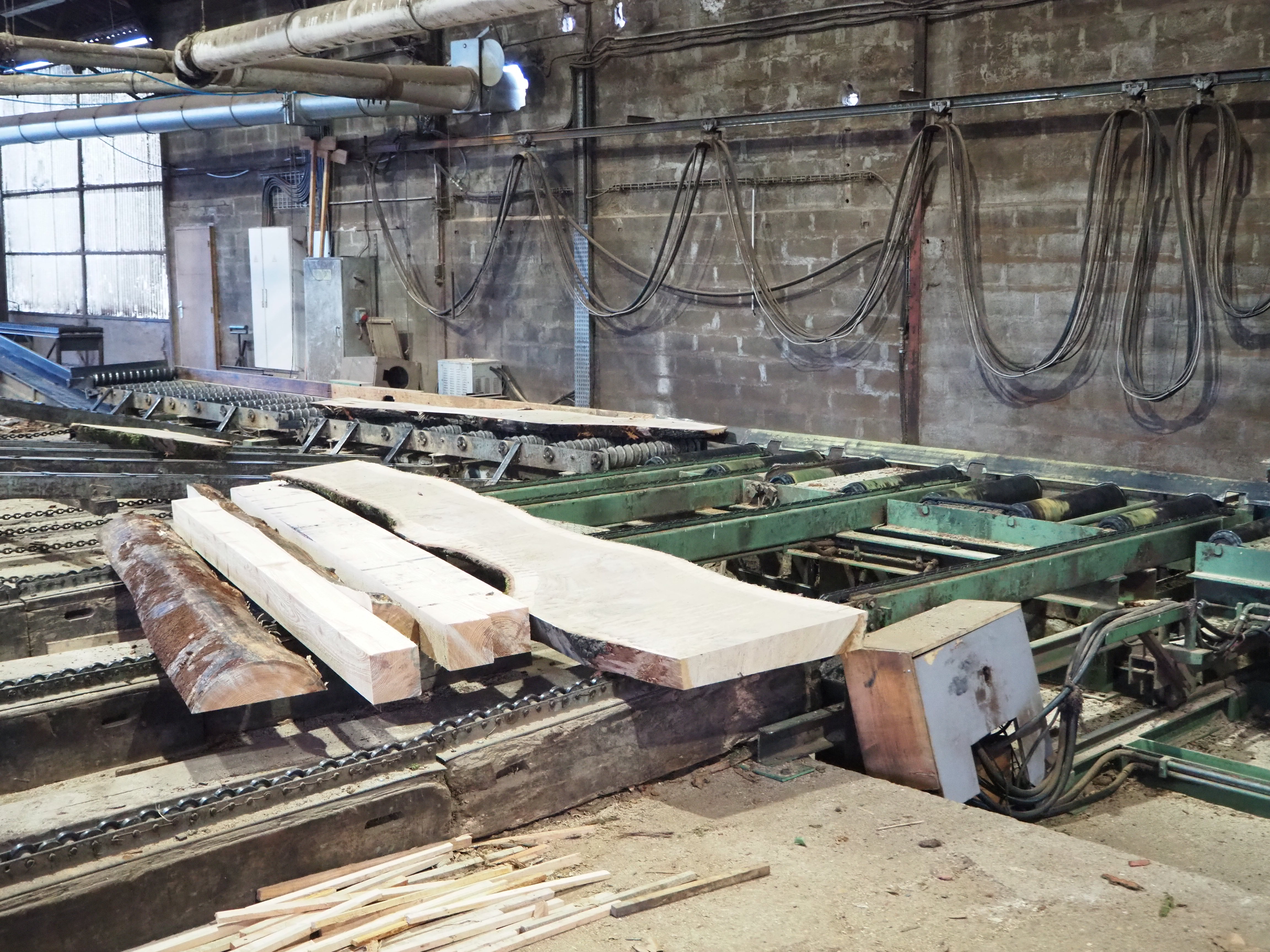 Les planches sont ensuite évacuées du convoyeur 