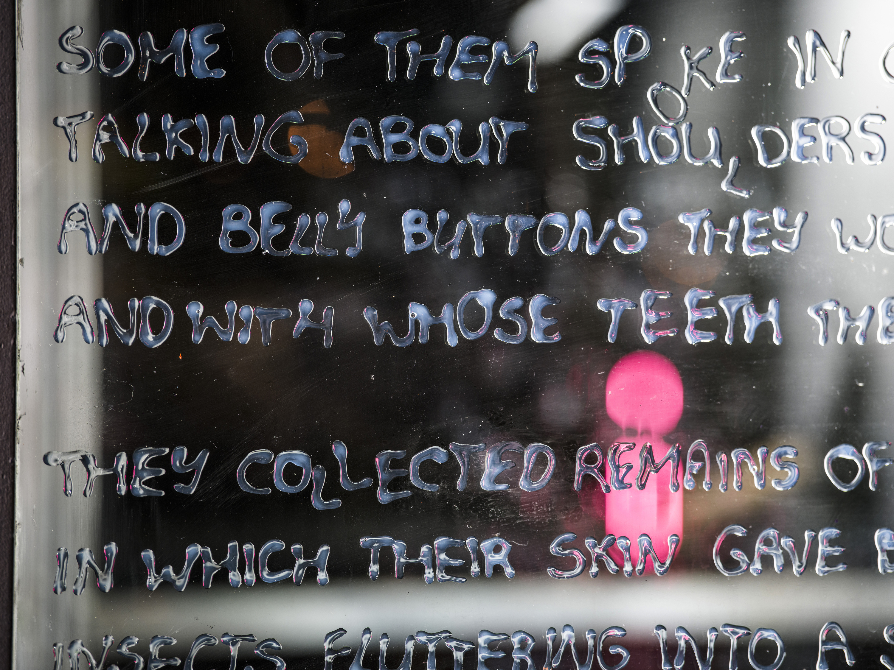 Buchstaben aus transparenter Fensterfarbe, Daunenjacke und Wollpullovers, Sound