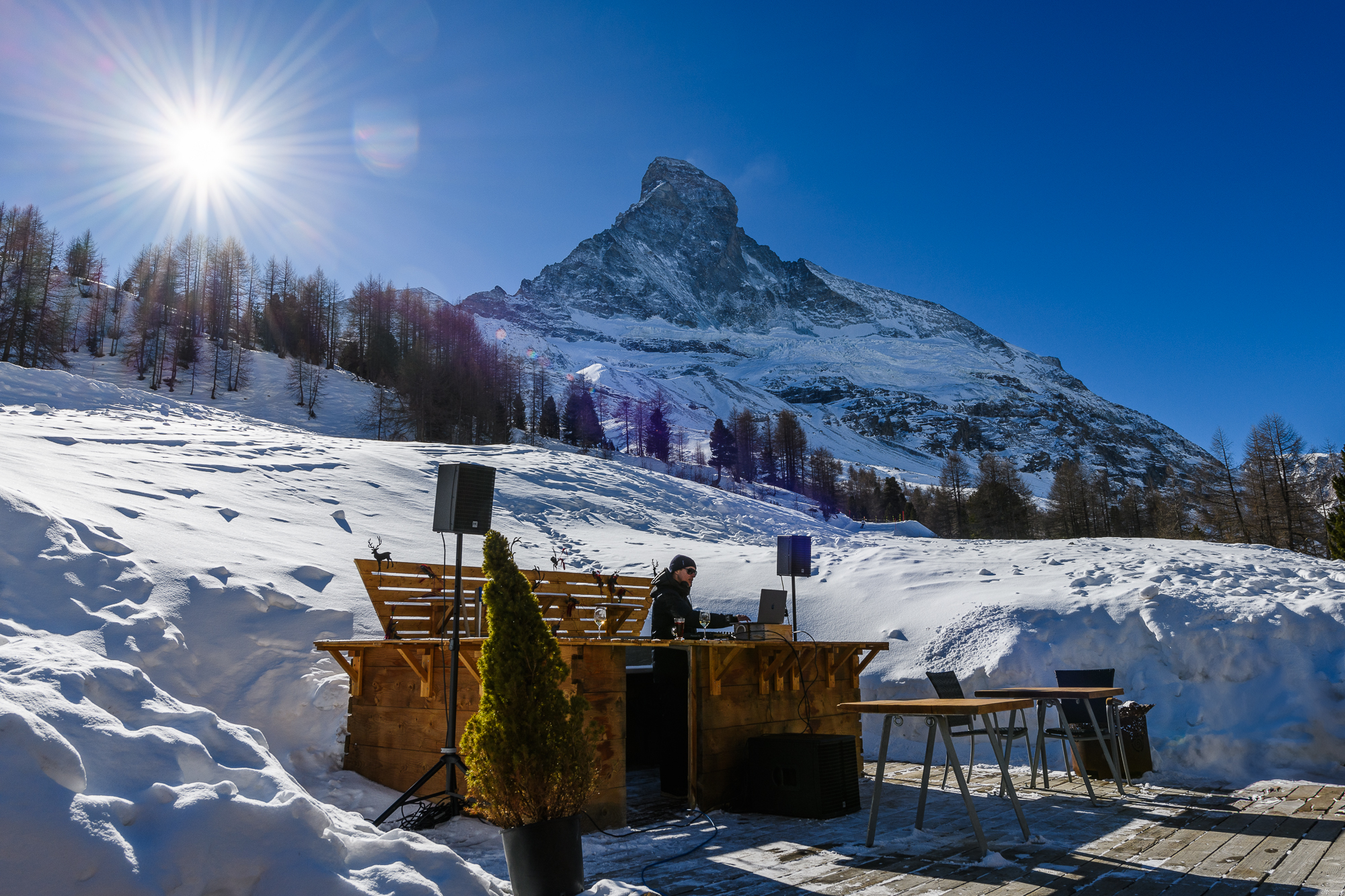 Le DJ prépare sa musique au pied du Cervin (restaurant Stafelalp 2200m). La quiétude du lieu va en prendre un coup.
