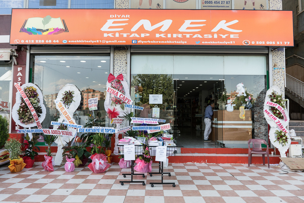 Cette librairie a &eacute;t&eacute; ouverte par des fonctionnaires limog&eacute;s lors de la vague de r&eacute;pression. Les couronnes de fleurs t&eacute;moignent du soutien de plusieurs syndicats et organisations &agrave; leur projet.